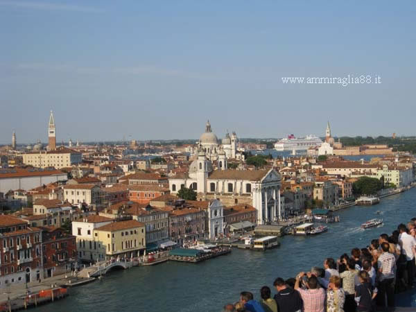nave Costa Serena partenza da Venezia canale della giudecca
